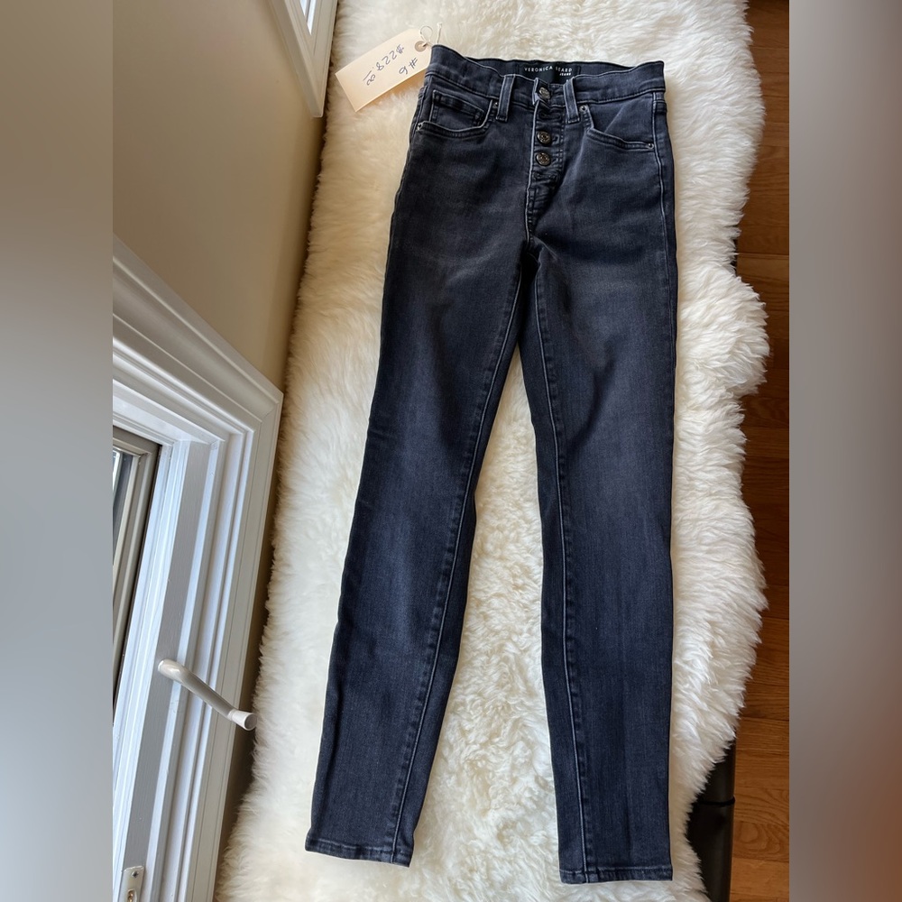 Veronica Beard.
Used. Excellent condition. Debbie Ankle skinny high rise.